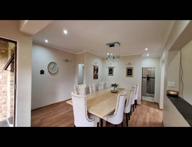 5 BEDROOM HOUSE FOR SALE IN CONSTANTIA KLOOF